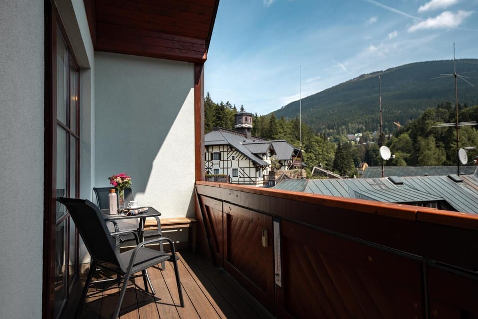View (from property/room), Balcony/Terrace, Mountain view