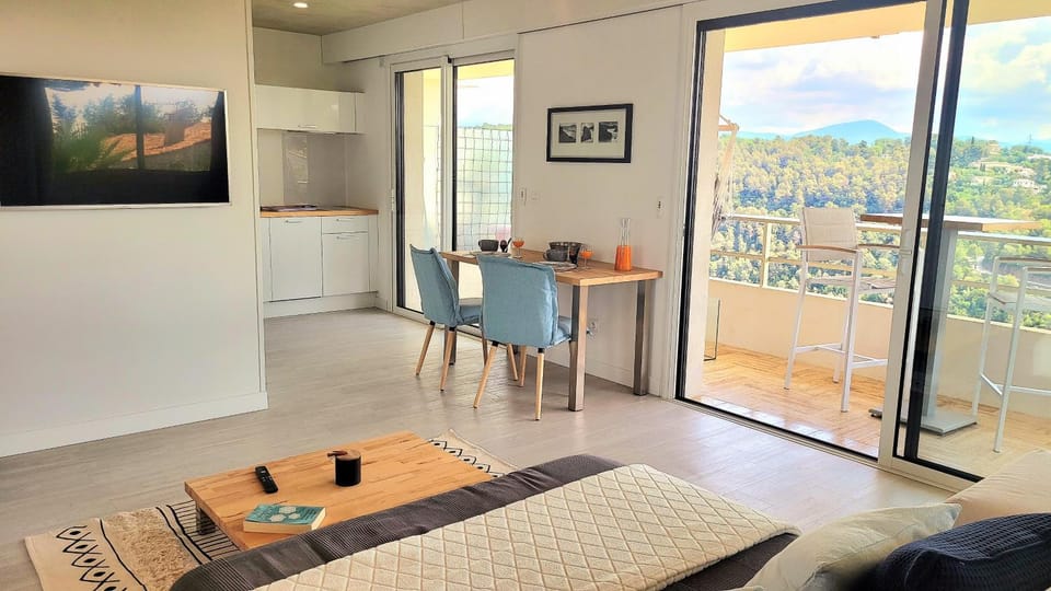 TV and multimedia, Balcony/Terrace, Kitchen or kitchenette, Dining area, Mountain view