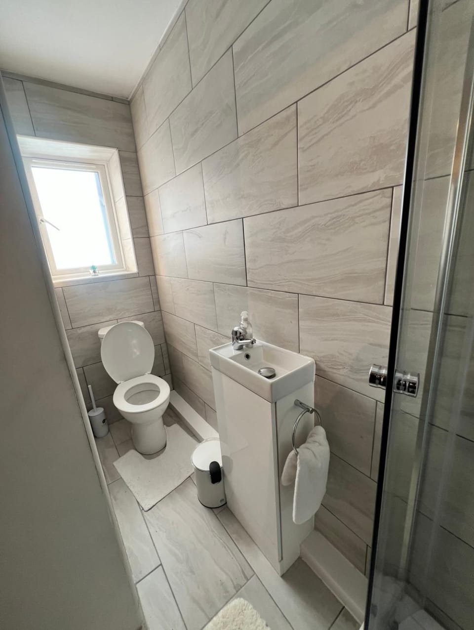 Shower, Toilet