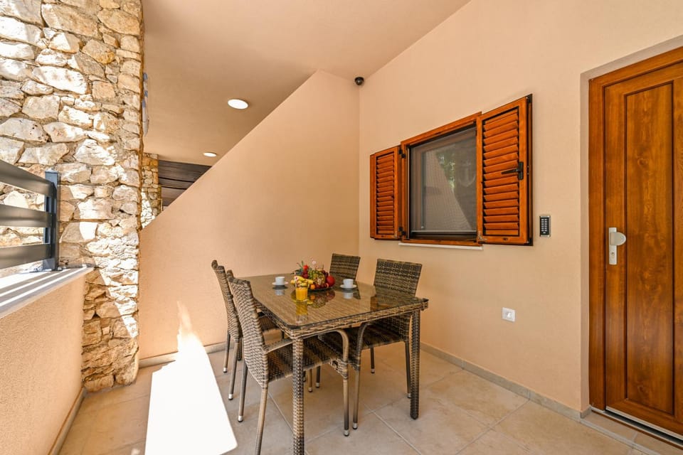 Facade/entrance, Balcony/Terrace