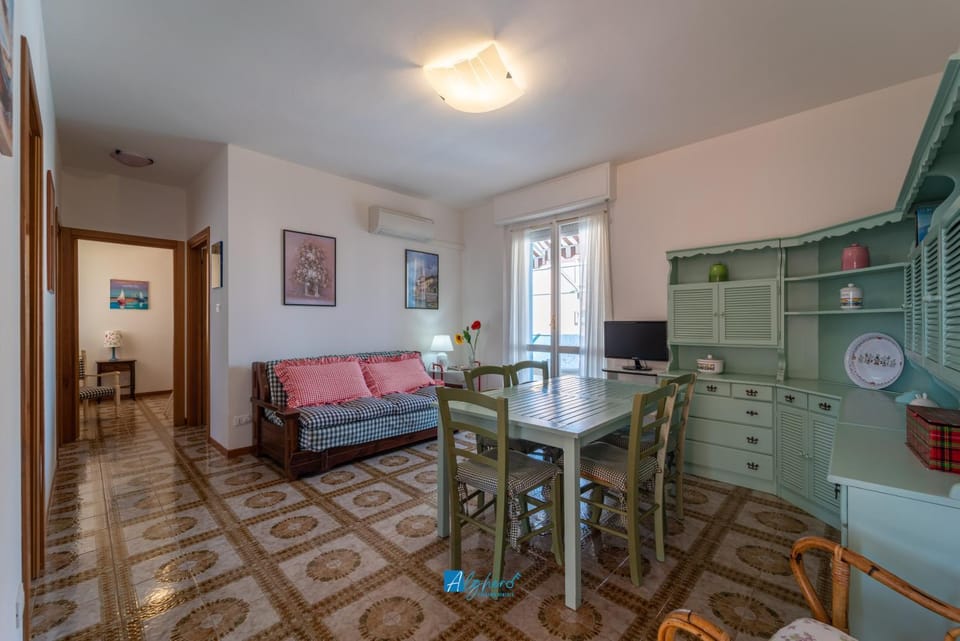 TV and multimedia, Kitchen or kitchenette, Living room, Seating area, Dining area