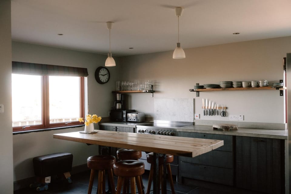 Coffee/tea facilities, Kitchen or kitchenette, Dining area, oven, stove, toaster, kitchen, kitchen