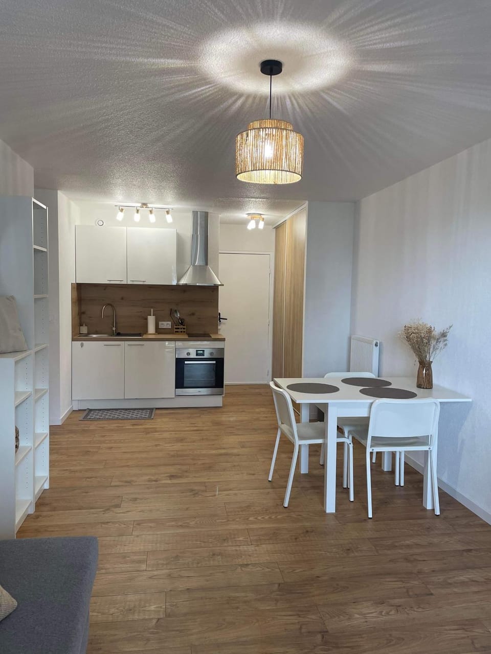 Kitchen or kitchenette, Dining area, minibar, pet friendly