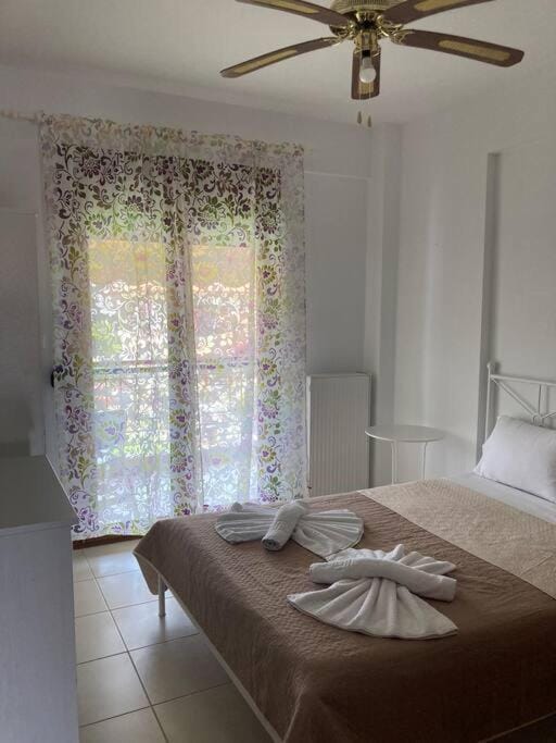 Bed, Bedroom, fireplace, towels