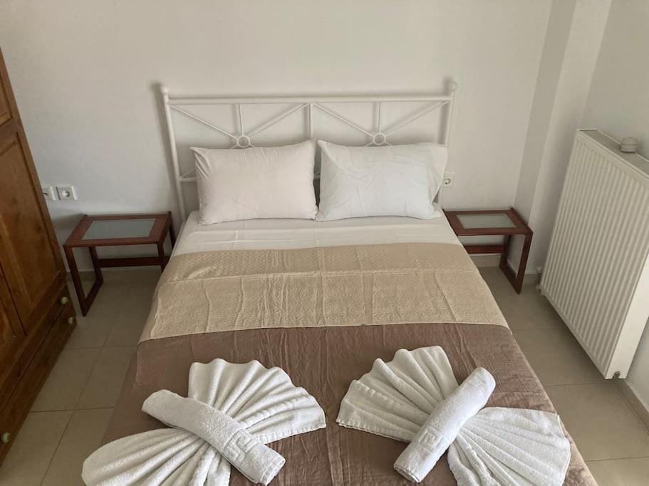 Bed, Bedroom, towels