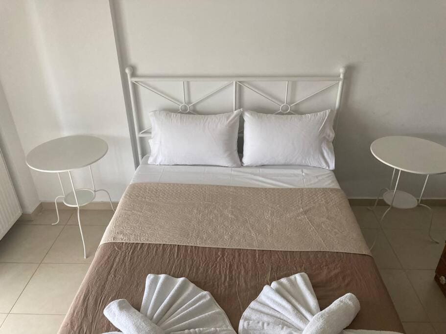 Bed, Bedroom, towels