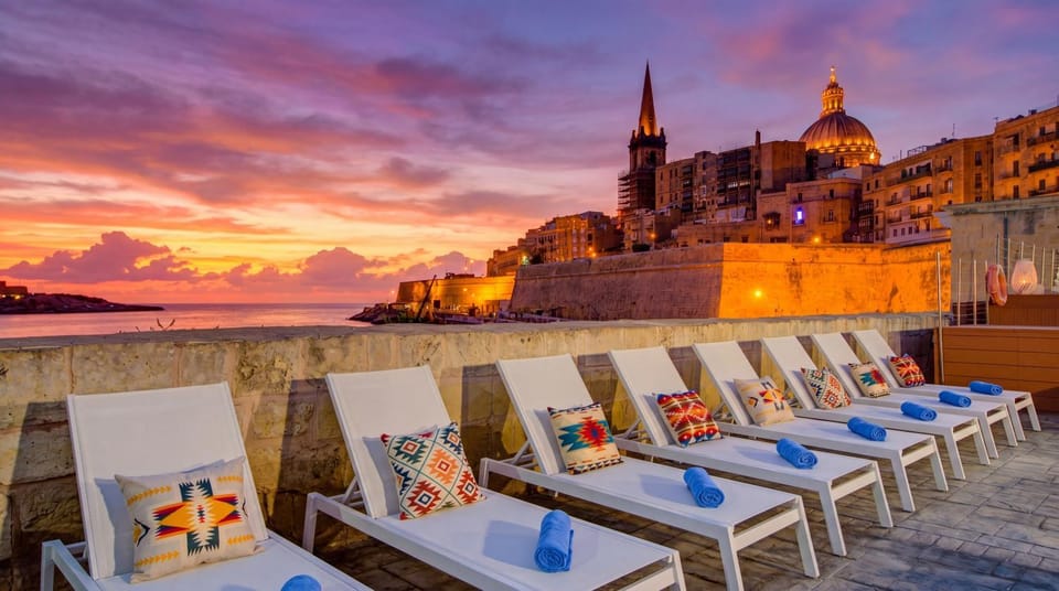 Nearby landmark, Day, Natural landscape, Living room, Seating area, Beach, Sea view, Sunrise, Sunset, sunbed