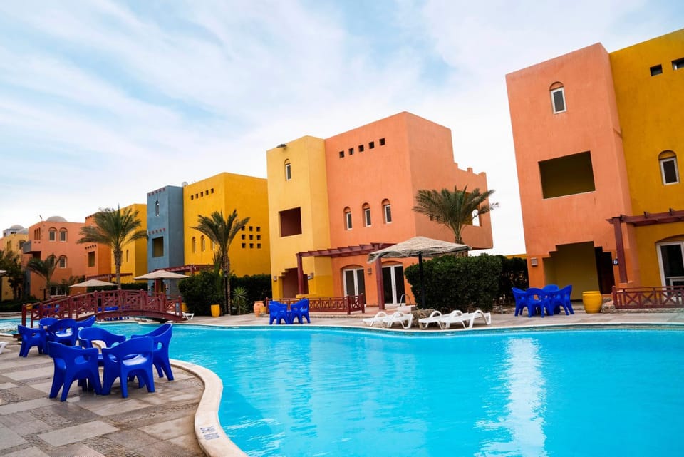 Property building, Patio, Communal lounge/ TV room, Day, Evening entertainment, Pool view, Swimming pool, sunbed
