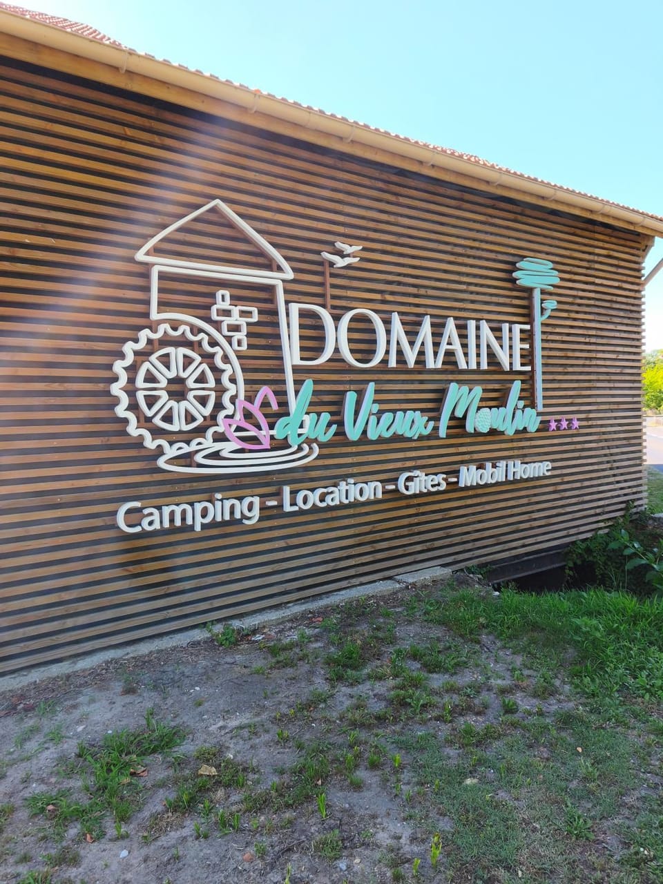 Mobil home 2 chambres climatisé- Domaine du Vieux Moulin- Camping 3 étoiles Campground/ 
RV Resort in Saint-Julien-en-Born