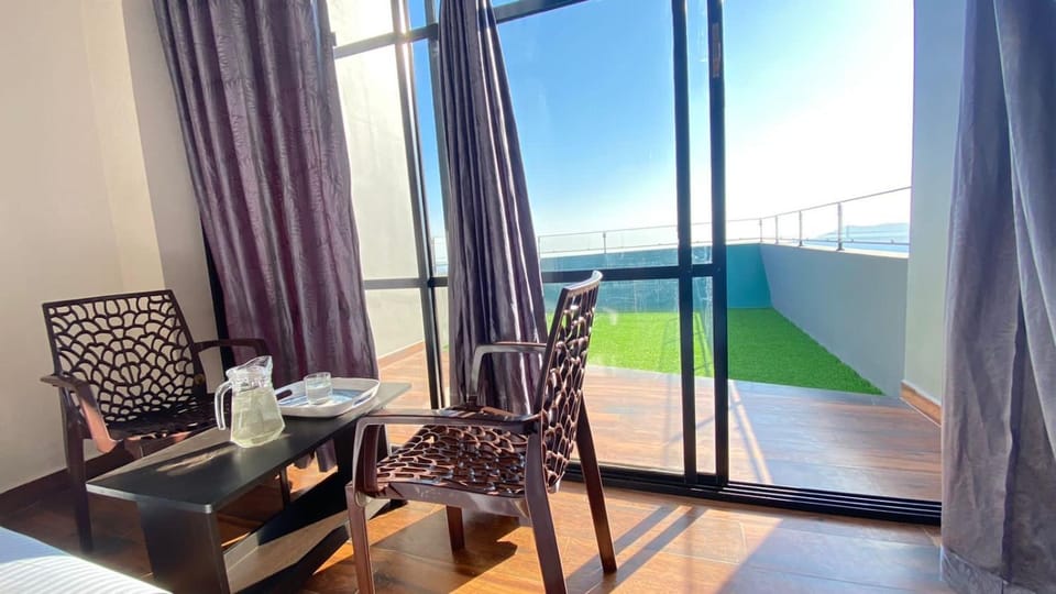 Balcony/Terrace, Living room, Seating area, Dining area