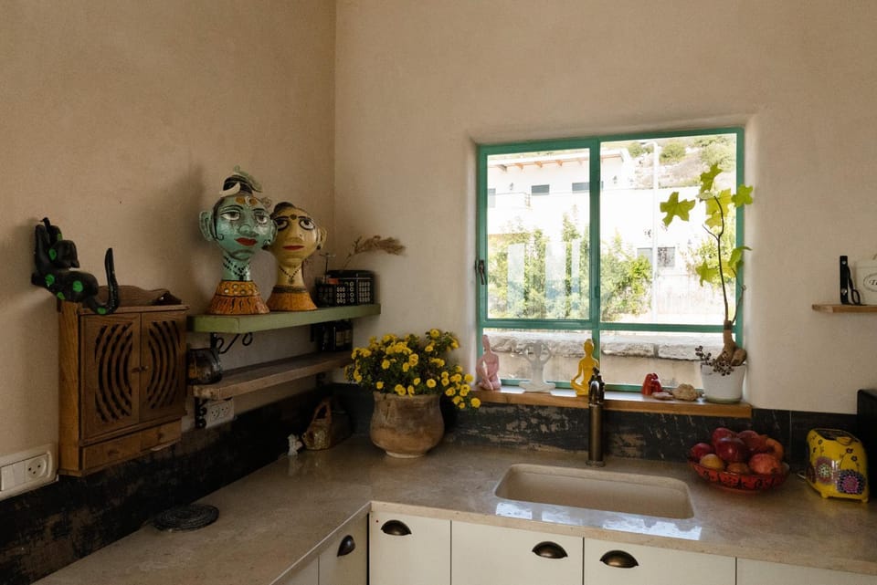 Kitchen or kitchenette, minibar, stove