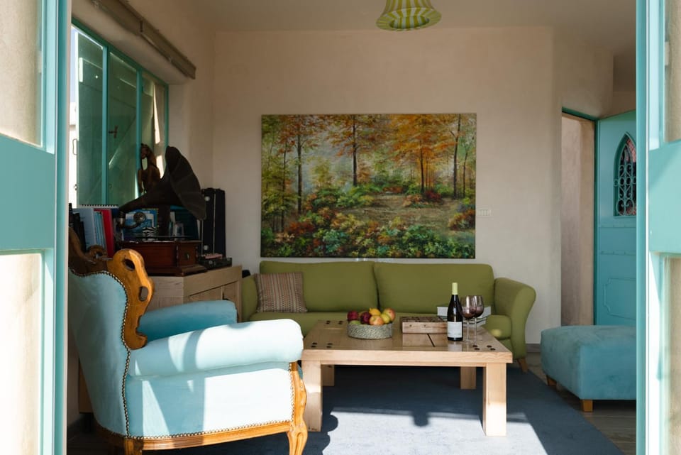 Coffee/tea facilities, Kitchen or kitchenette, Living room, Seating area, Dining area