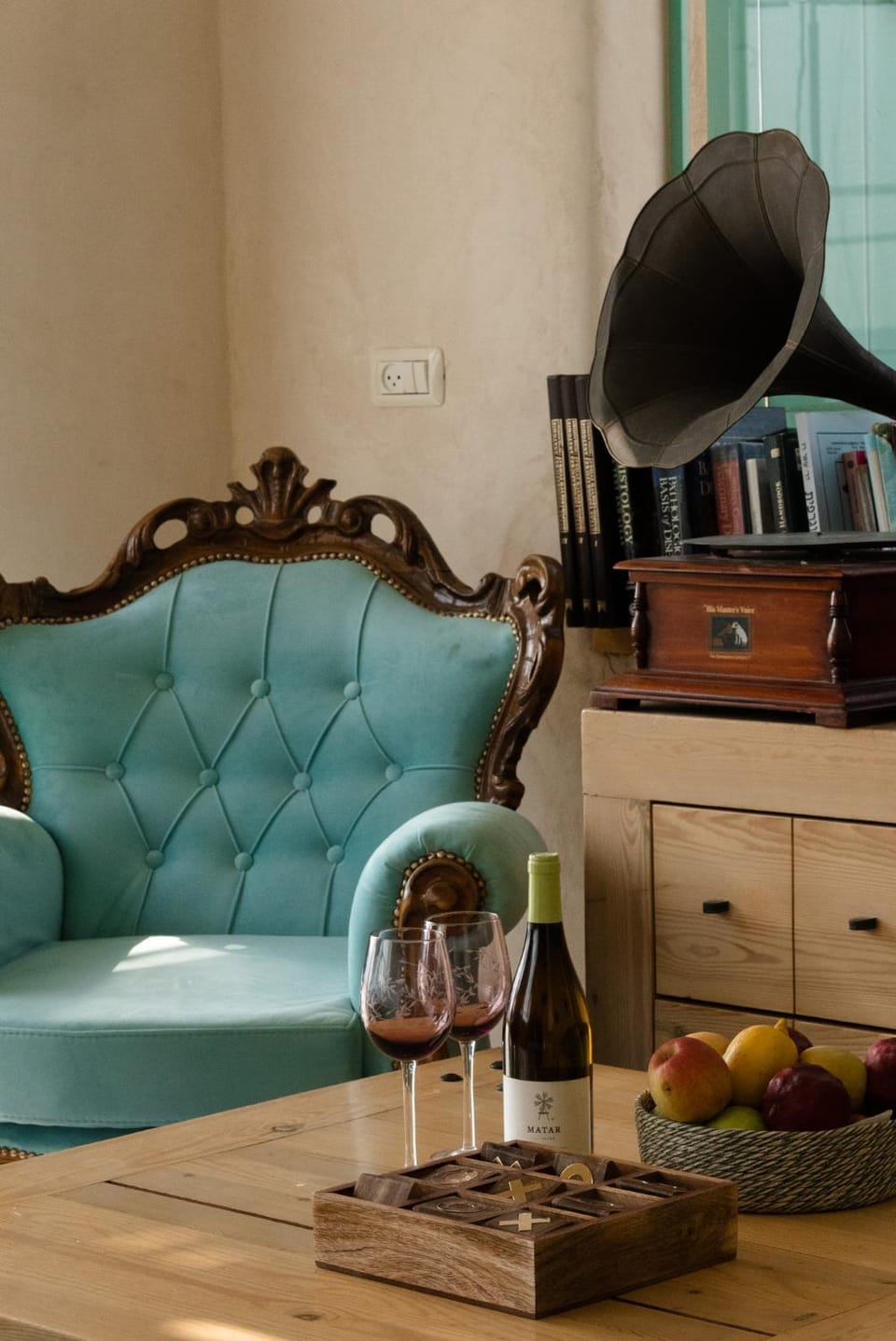Living room, Food and drinks, Seating area, Food, Drinks, Alcoholic drinks