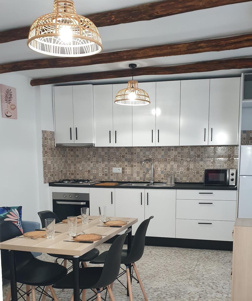 Kitchen or kitchenette, Dining area