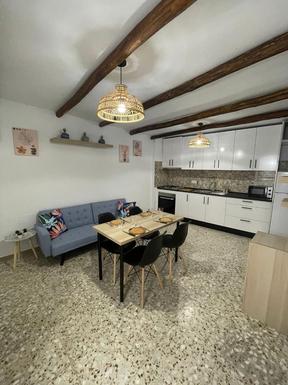 Kitchen or kitchenette, Dining area