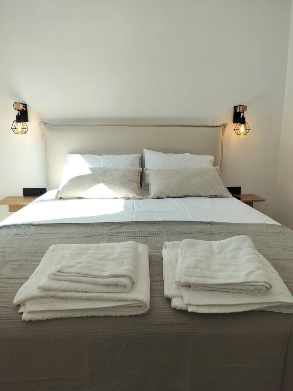 Bed, Photo of the whole room, Bedroom, towels