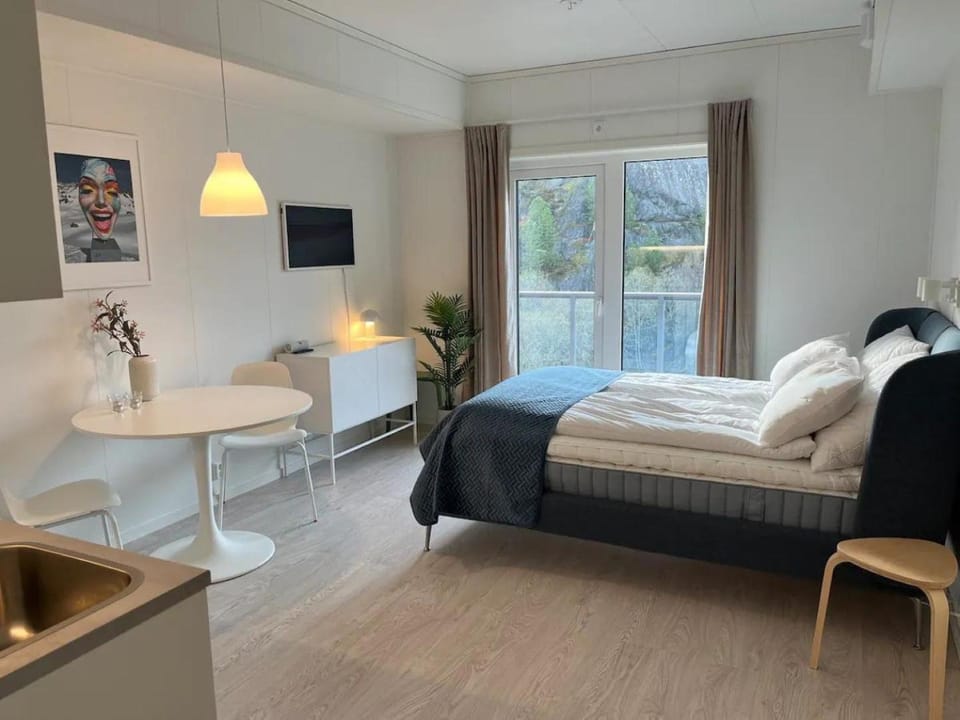 Bed, TV and multimedia, Seating area, Dining area