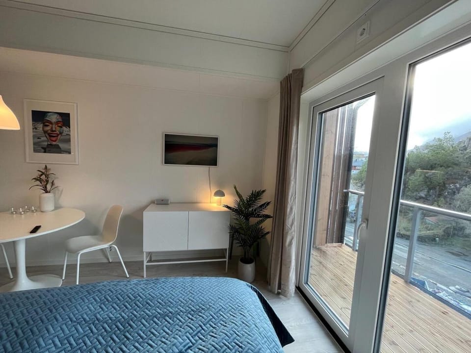 Bed, TV and multimedia, View (from property/room), Balcony/Terrace, Dining area