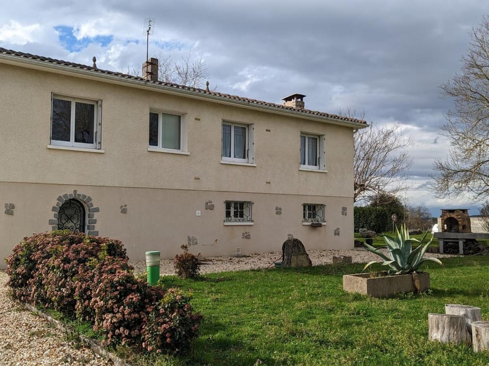 Gîte lumineux avec jardin privatif, proche Château de La Rochefoucauld, équipements bébé et vélos inclus - FR-1-653-232 House in Nouvelle-Aquitaine