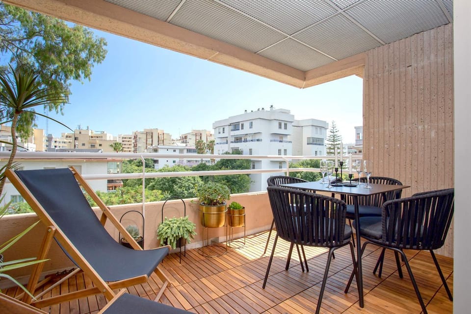 Property building, Patio, View (from property/room), Balcony/Terrace, Living room, Seating area, Dining area