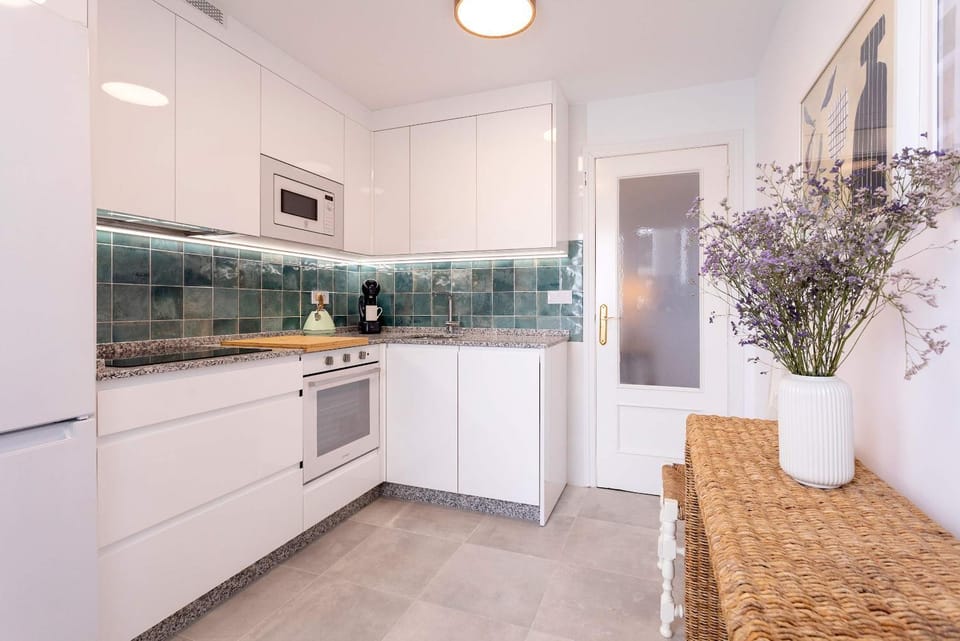 Coffee/tea facilities, Kitchen or kitchenette, microwave, oven, stove, toaster, kitchen