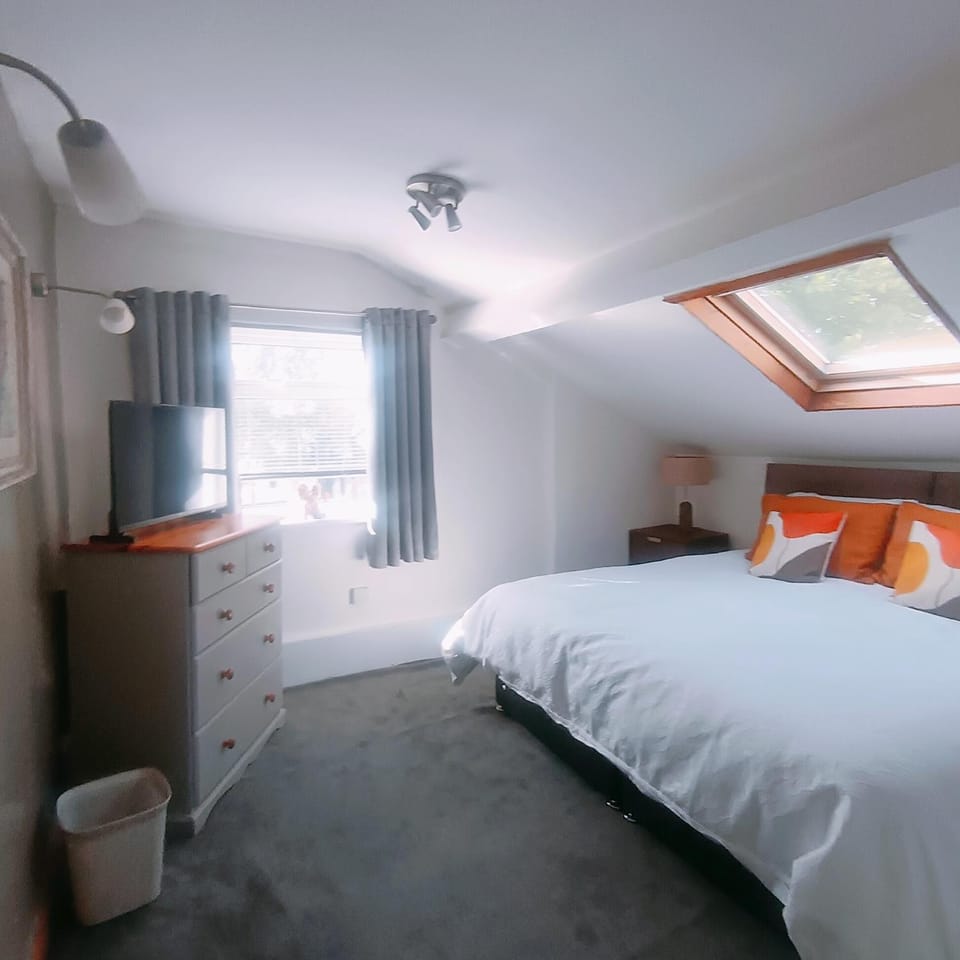 Bed, TV and multimedia, Photo of the whole room, Bedroom