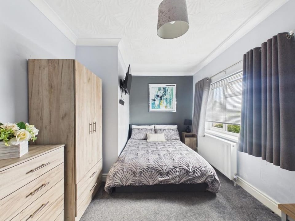 Bed, Photo of the whole room, Bedroom, wardrobe