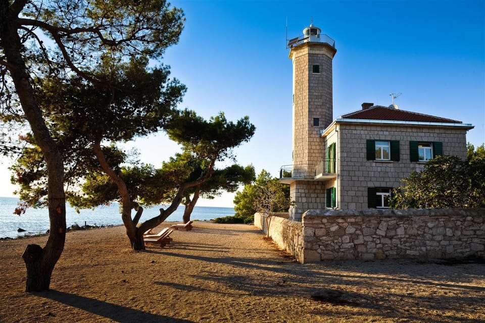 Nearby landmark, Day, Natural landscape