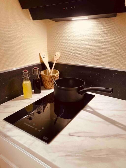 Coffee/tea facilities, Kitchen or kitchenette, dishwasher, stove