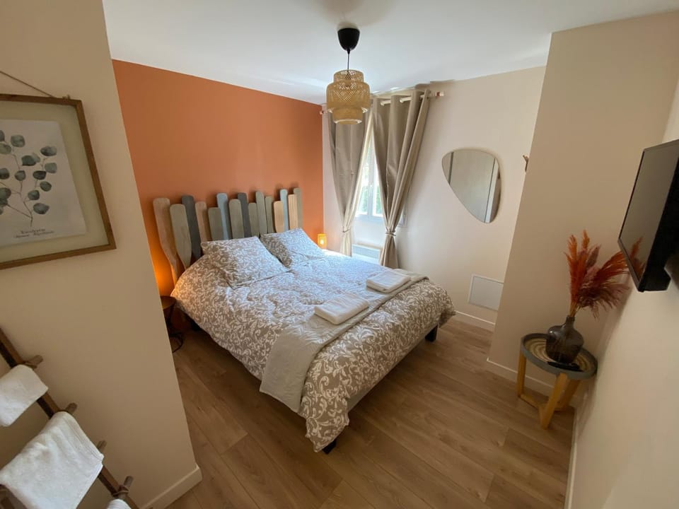 Bed, TV and multimedia, Photo of the whole room, Bedroom, fireplace, towels