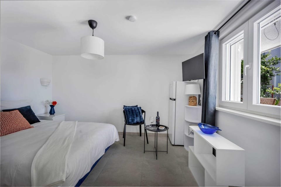 Bed, Bedroom, air conditioner