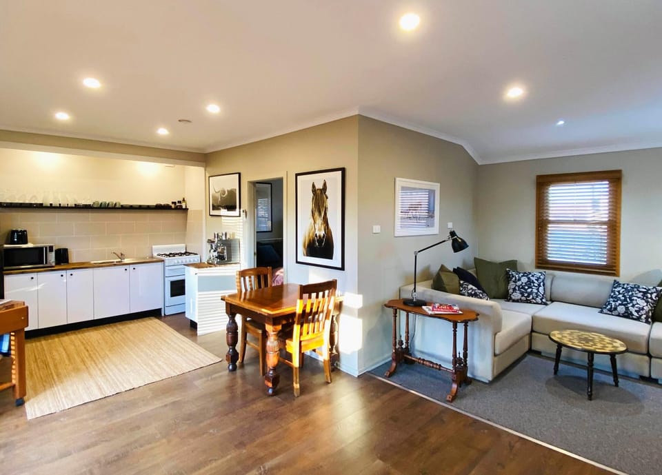 Coffee/tea facilities, Kitchen or kitchenette, Living room, Dining area, minibar, pet friendly, stove, toaster