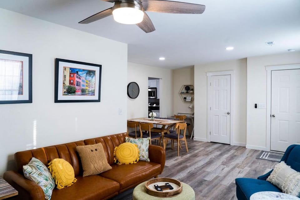 Madrona's Cottage B- Fully fenced and pet friendly House in North Charleston