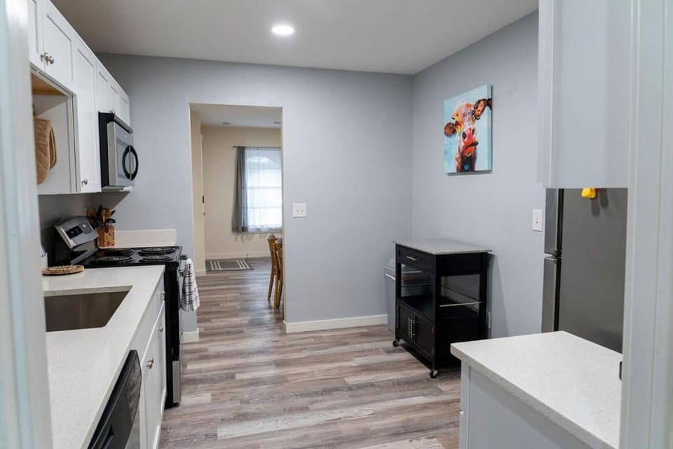 Madrona's Cottage B- Fully fenced and pet friendly House in North Charleston