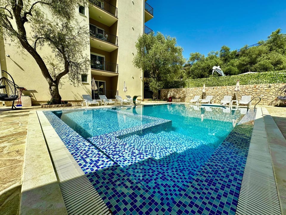 Property building, Day, Pool view, Swimming pool, Swimming pool, sunbed