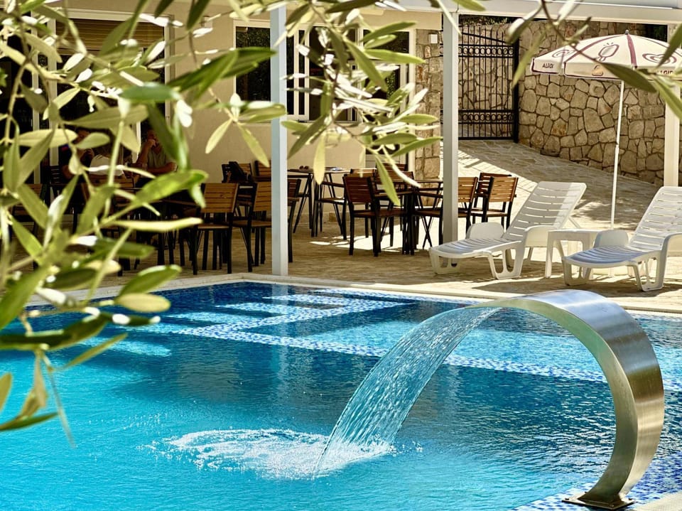 Day, Dining area, Pool view, Swimming pool, Swimming pool, sunbed