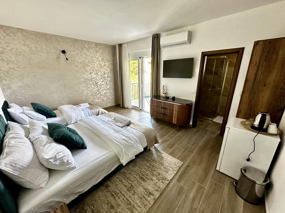 Communal lounge/ TV room, Bed, TV and multimedia, Coffee/tea facilities, Photo of the whole room, Bedroom, towels, wardrobe, air conditioner