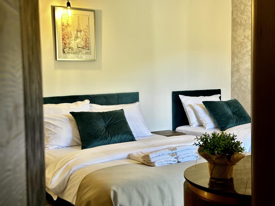 Bed, Bedroom, towels