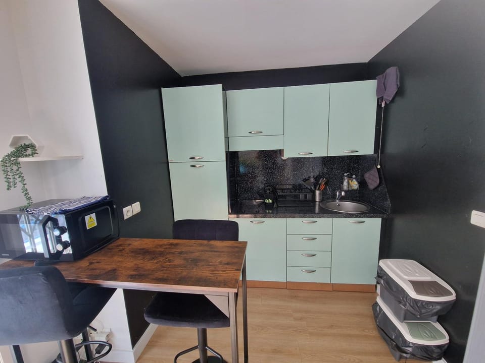 Coffee/tea facilities, Kitchen or kitchenette, Dining area, stove