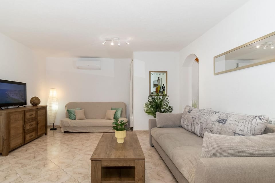 TV and multimedia, Living room, Seating area, air conditioner