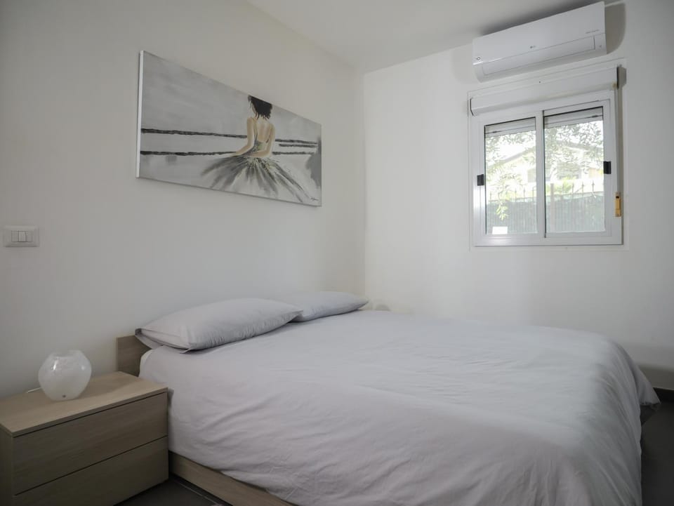 Bedroom, air conditioner