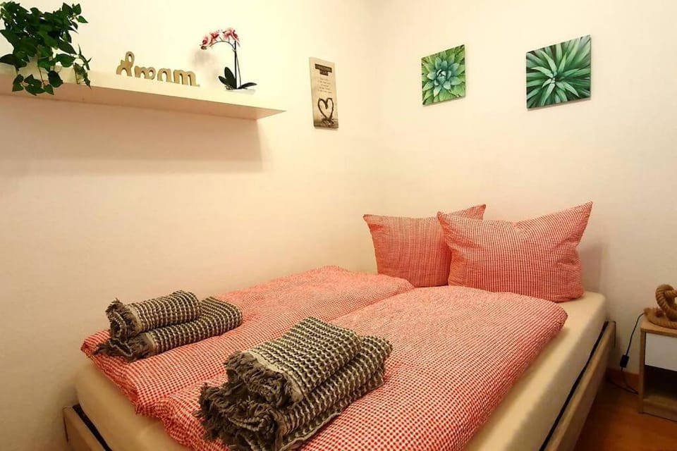 Bed, Bedroom, towels