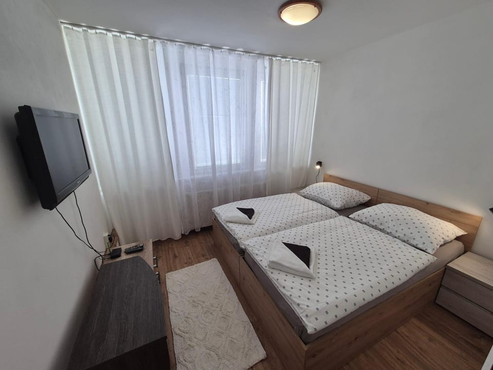 TV and multimedia, Photo of the whole room, Bedroom
