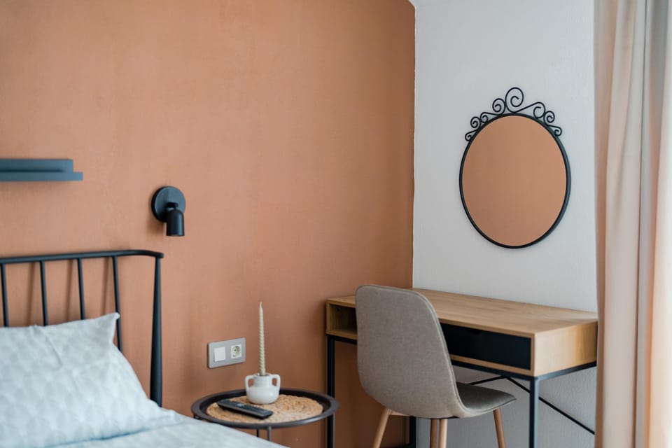 Bed, Photo of the whole room, Seating area, Bedroom, hair dresser