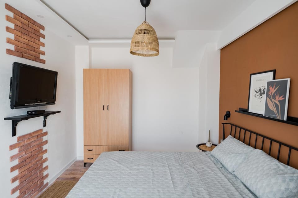 Bed, TV and multimedia, Photo of the whole room, Evening entertainment, Bedroom, wardrobe