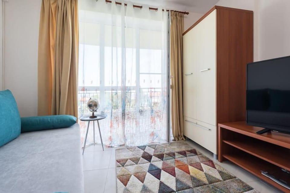 TV and multimedia, Living room, Seating area, wardrobe
