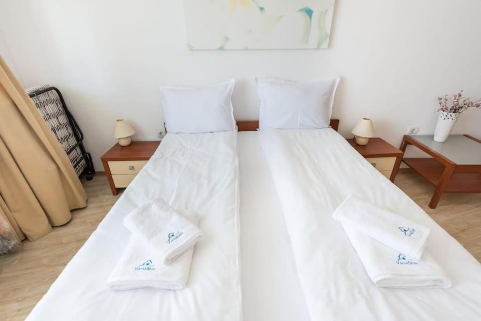 Bed, Bedroom, towels