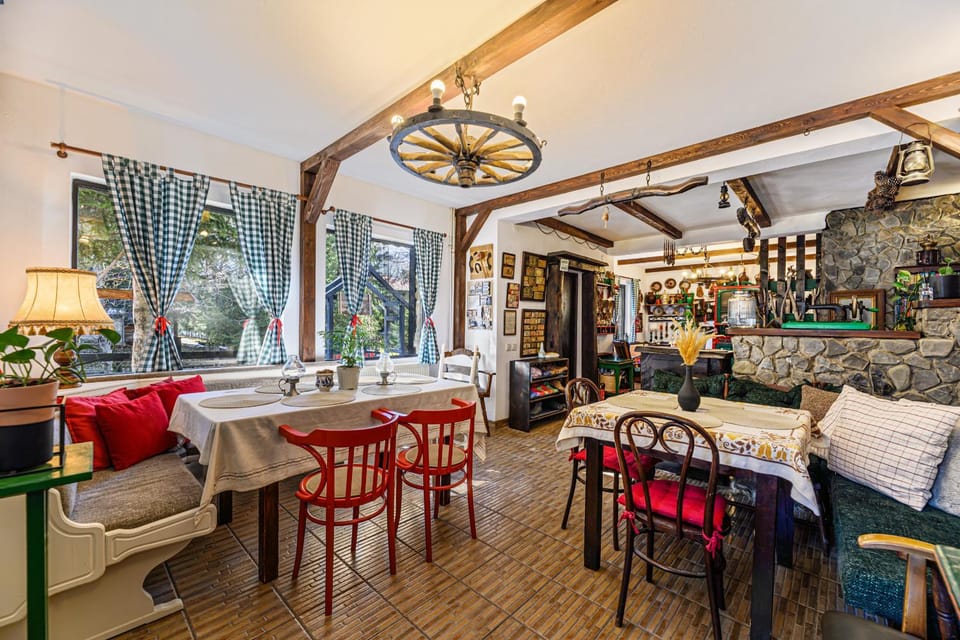 Seating area, Dining area