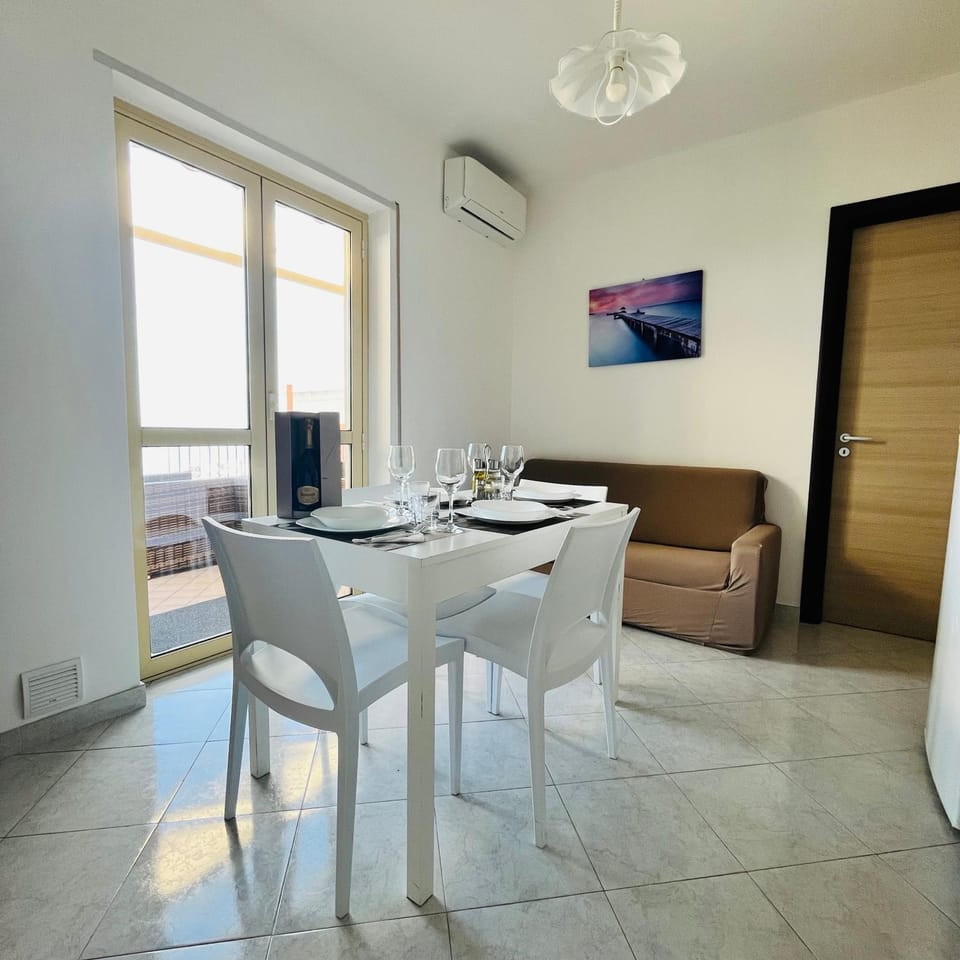 TV and multimedia, Living room, Seating area, Dining area, air conditioner