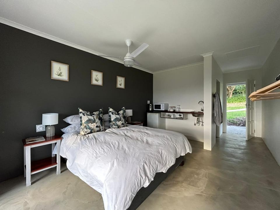 Facade/entrance, Bed, Kitchen or kitchenette